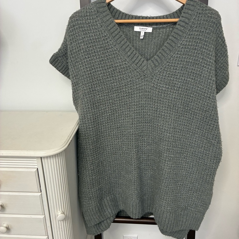 B. young the collection. Gray V-Neck knit Sweater. Size large. Oversized fit